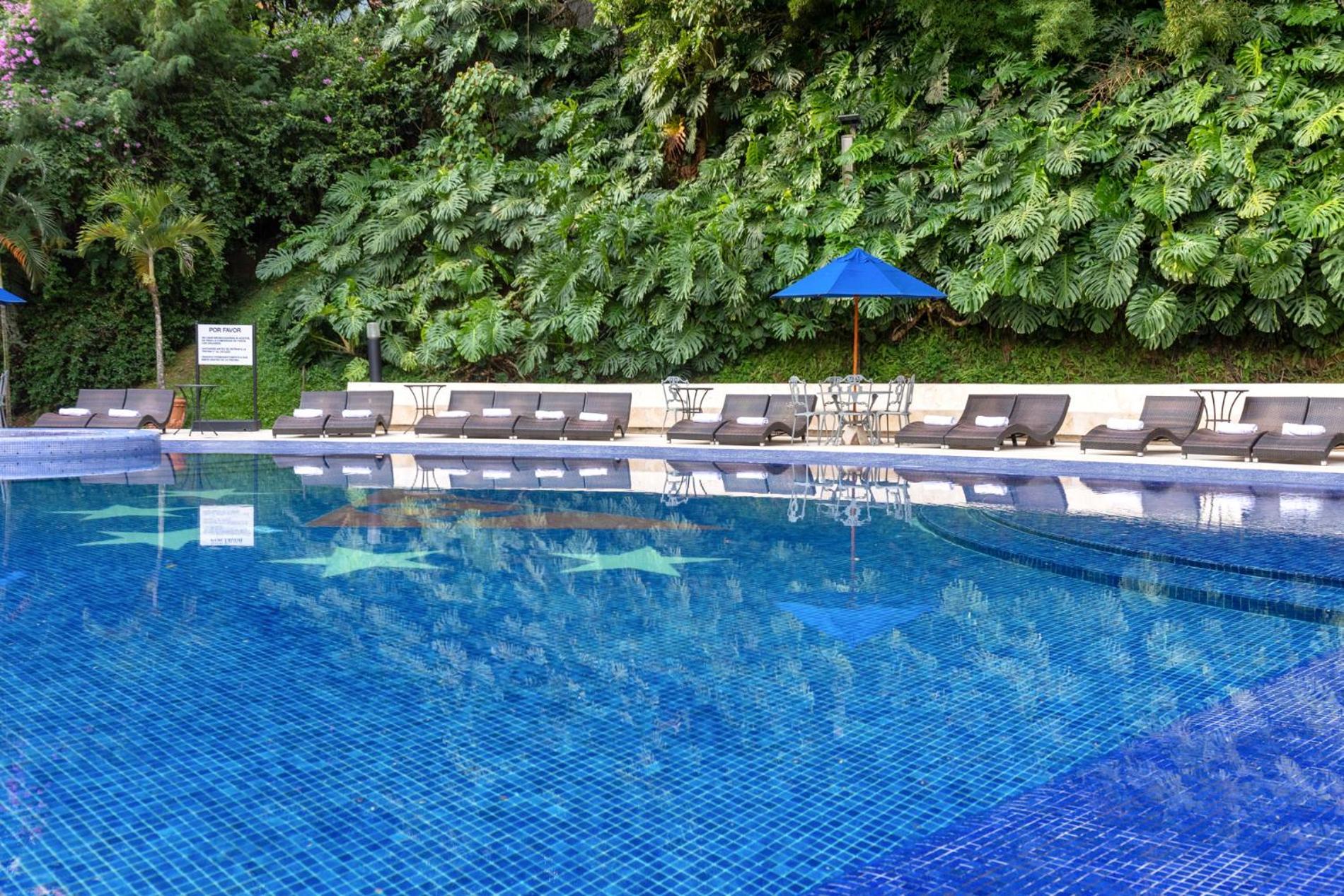 Hotel Dann Carlton Belfort Medellín Zewnętrze zdjęcie Swimming pool at the hotel